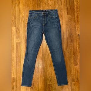 Hollister• High-rise super skinny• size 29 W/ 30 L or 9R• Dark wash